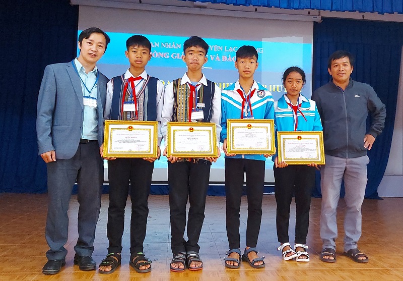 Sáng ngày 09/12/2022, Phòng GDĐT huyện Lạc Dương tổ chức vòng chung khảo cuộc thi Khoa học kỹ thuật dành cho học sinh THCS cấp huyện năm học 2022-2023